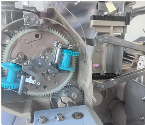Independent selvaging device for clean fabric edges
