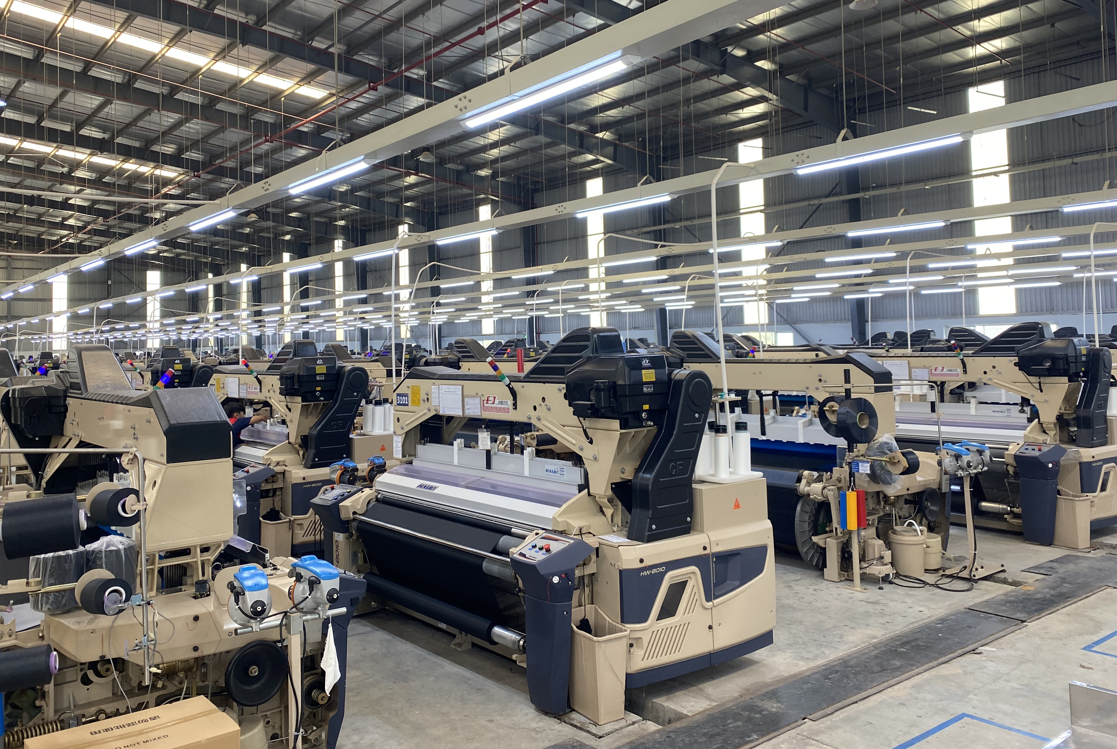 Haijia HW-8010 Series Water Jet Power Loom Weaving Machine running at 1200RPM